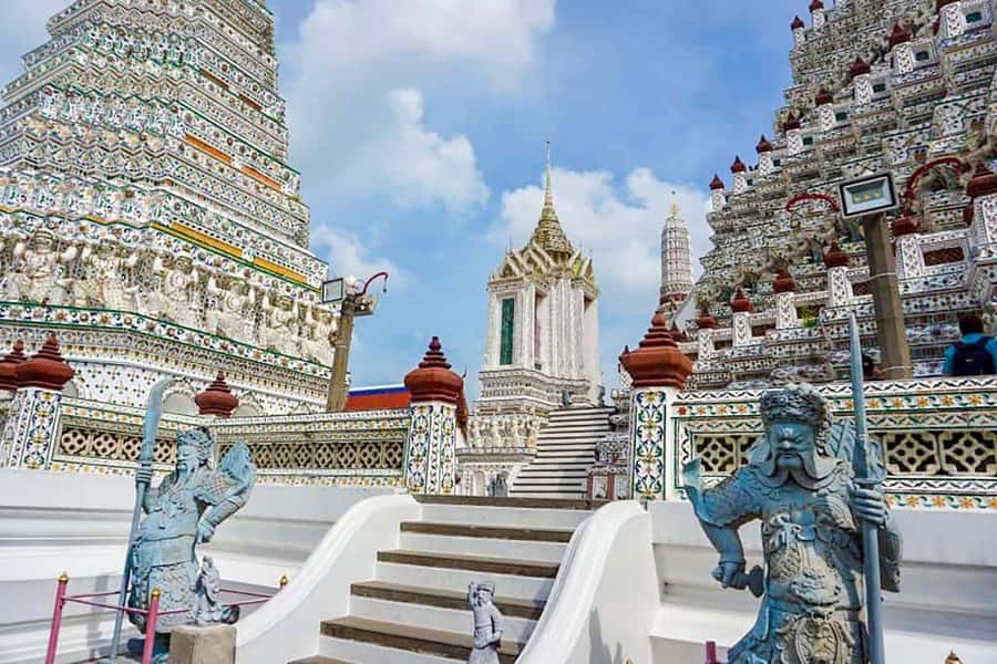Grand Palace, Wat Pho, and Wat Arun: Guided Tour in Spanish - Crossing the river to Wat Arun