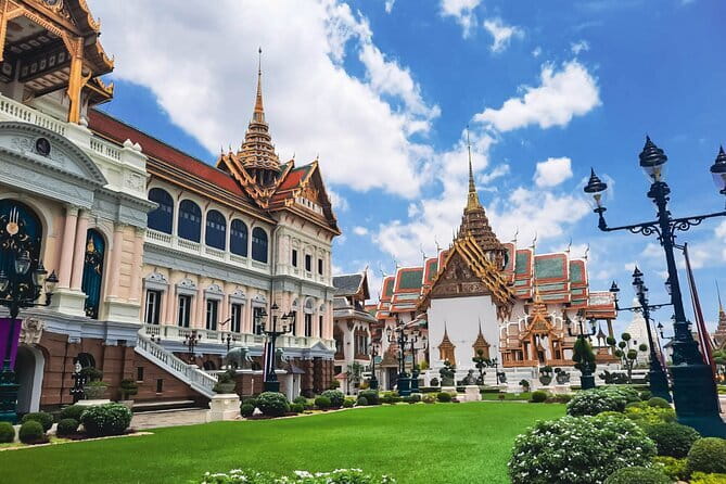 Grand Palace & Wat Phra Kaew Walking Tour with Professional Guide - Two and a half hours on foot, with heat to manage