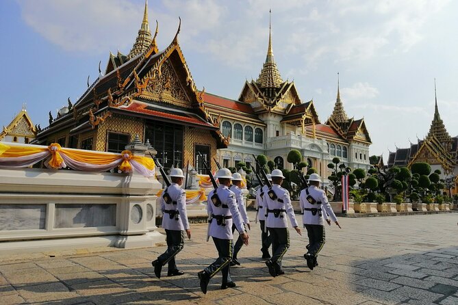 Grand Palace, Wat Phra Kaew, Wat Pho and Wat Arun Walking Tour From Bangkok - Wat Phra Kaew and the Emerald Buddha