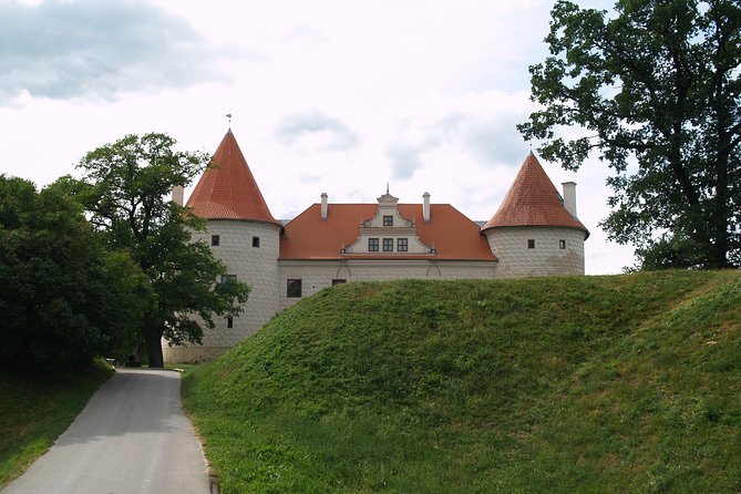 Group Day trip to Rundale Palace, Hill of Crosses & Bauska Castle - Why this Riga day trip works