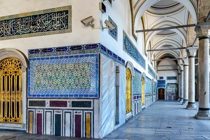 Guided Topkapi Palace & Harem- Skip-the-Line with SMALL GROUP - Inside Topkapi Palace with an English-speaking guide