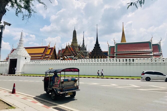 Guided tour in Grand palace & Emerald Buddha by MyProGuide - What the guide adds