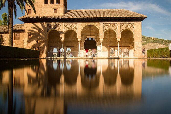 Guided tour of Alhambra and Generalife with Nasrid Palaces - Generalife gardens: water, shade, and a slower opening