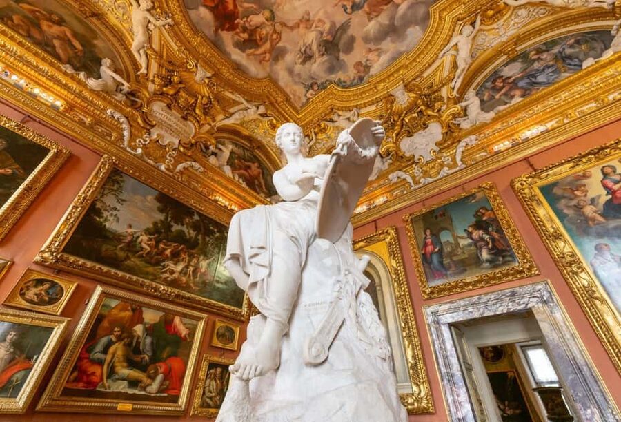 Guided tour of Palazzo Pitti: Botticelli, Caravaggio, and Raphael compared - Key points at a glance