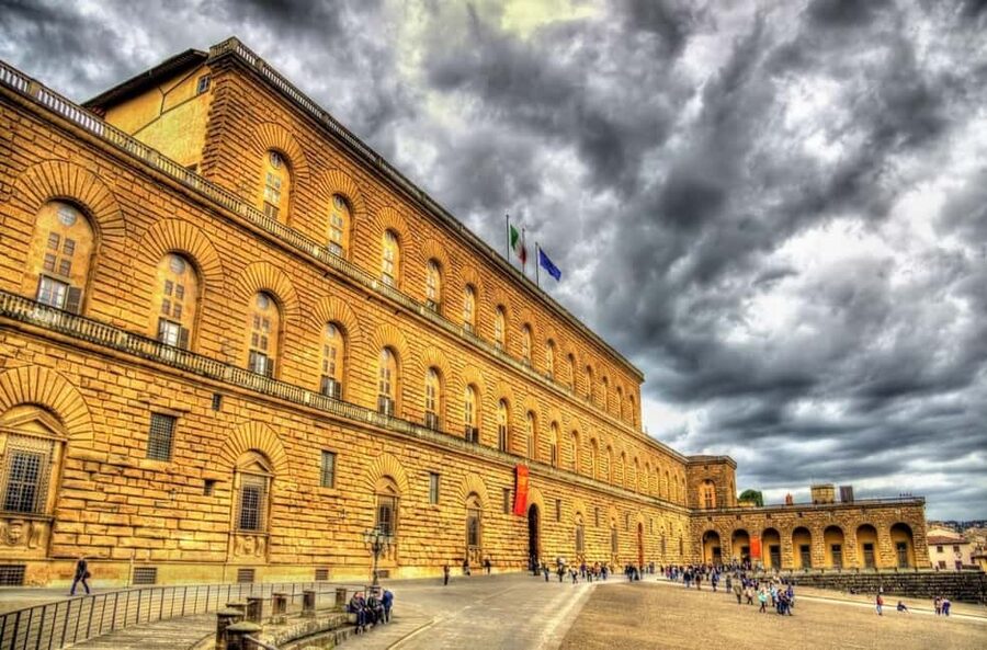 Guided tour of Palazzo Pitti: Botticelli, Caravaggio, and Raphael compared - Botticelli and Filippo Lippi: graceful faces and quiet detail