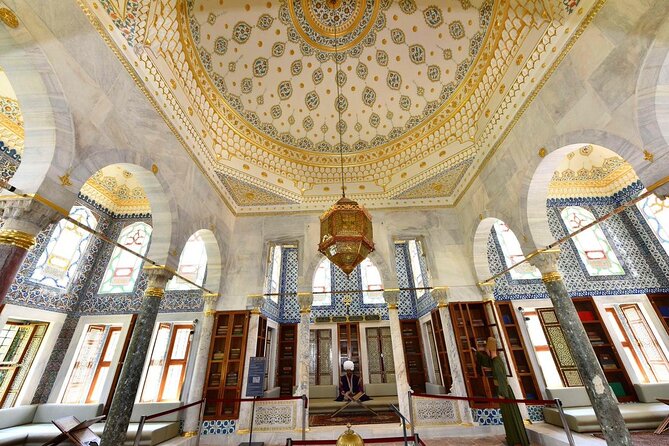 Guided Tour to Topkapi Palace with Skip-the-Line Entry Ticket - Clocks, kitchens, and the practical palace