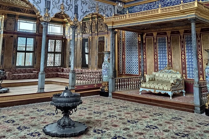 Guided Tour to Topkapi Palace with Skip-the-Line Entry Ticket - Entering the palace and its Ottoman court