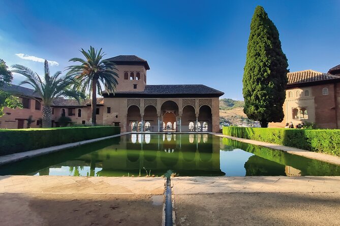 Guided visit to the Alhambra, Nasrid Palaces and Generalife - Carlos V’s Palace and a New Political Message