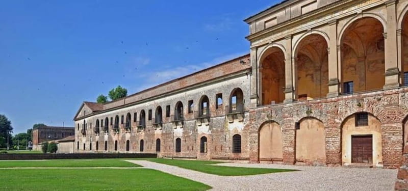 Guided visit to the Ducal Palace in Mantua - Meeting the guide in Piazza Sordello