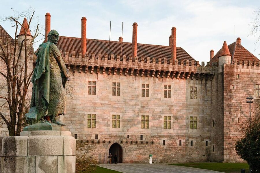 Guimaraes Local Tours ; Visit the Castle , Palace and City - What the three-hour schedule really gives you