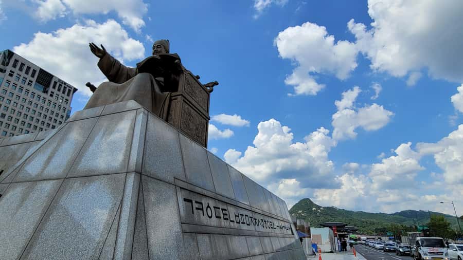 Gyeongbokgung Palace, Jogyesa Temple and Bukchon village - Gyeongbokgung, the palace at the heart of the tour