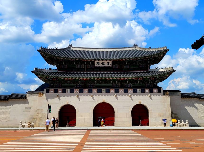 Gyeongbokgung Palace, Jogyesa Temple and Bukchon village - What guide Lee adds to the walk