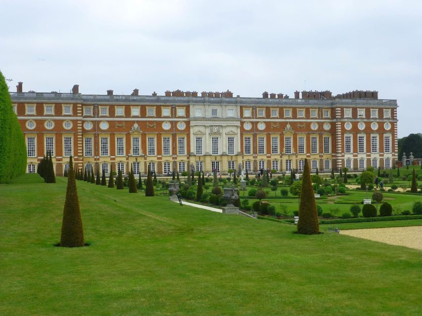 Hampton Court Palace Private tour With Fast Track Entry - Fast-track entry and the start of the palace visit