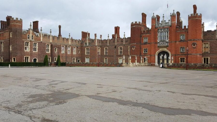 Hampton Court Palace Private tour With Fast Track Entry - How much value do you get for $431 per person?