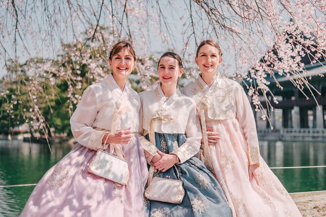 Hanbok Photoshoot and History Tour at Gyeongbokgung Palace - Why this palace photoshoot works