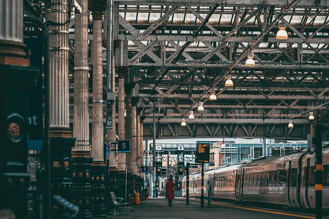 Harry Potter Edinburgh Top Sights Tour with Holyrood Palace - Greyfriars Kirkyard and the Tom Riddell connection
