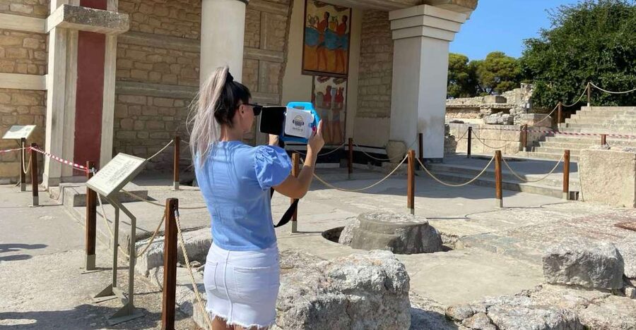Heraklion: Palace of Knossos 3D Virtual Audio Tour by Tablet - Starting at the entrance with the orange-shirted team