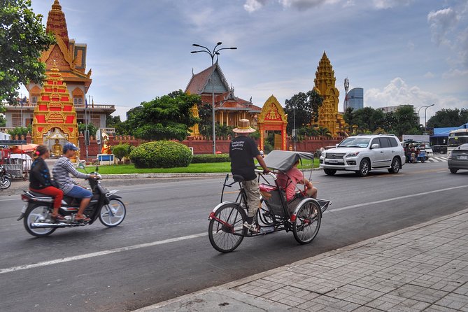 Hidden Phnom Penh City Tour, Royal Palace, Wat Phnom - Independence Monument and the modern city
