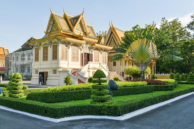Hidden Phnom Penh City Tour, Royal Palace, Wat Phnom - One hour in Phnom Penh by cyclo