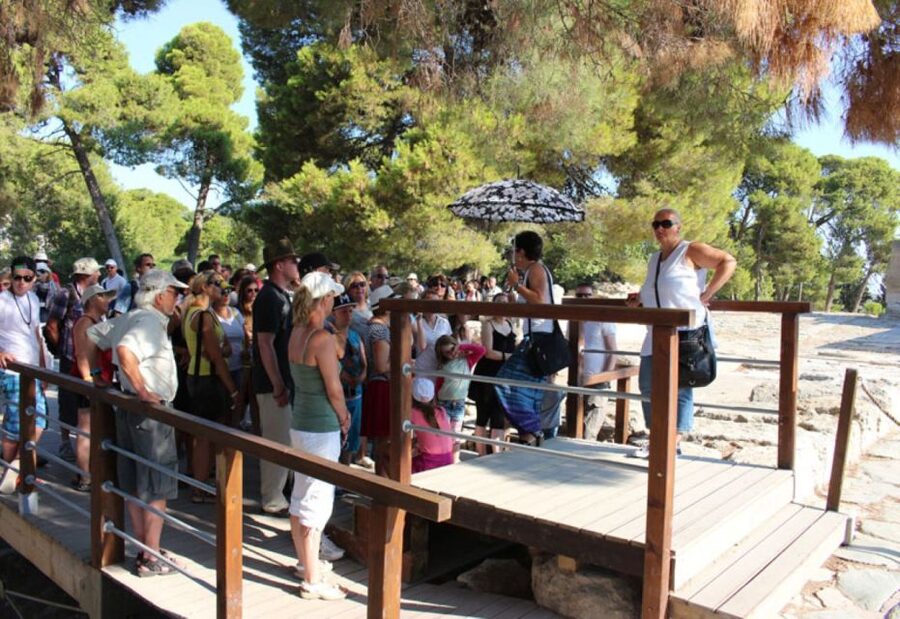 Ierapetra: Knossos Palace and Heraklion Guided City Tour - What the Knossos visit can and cannot do