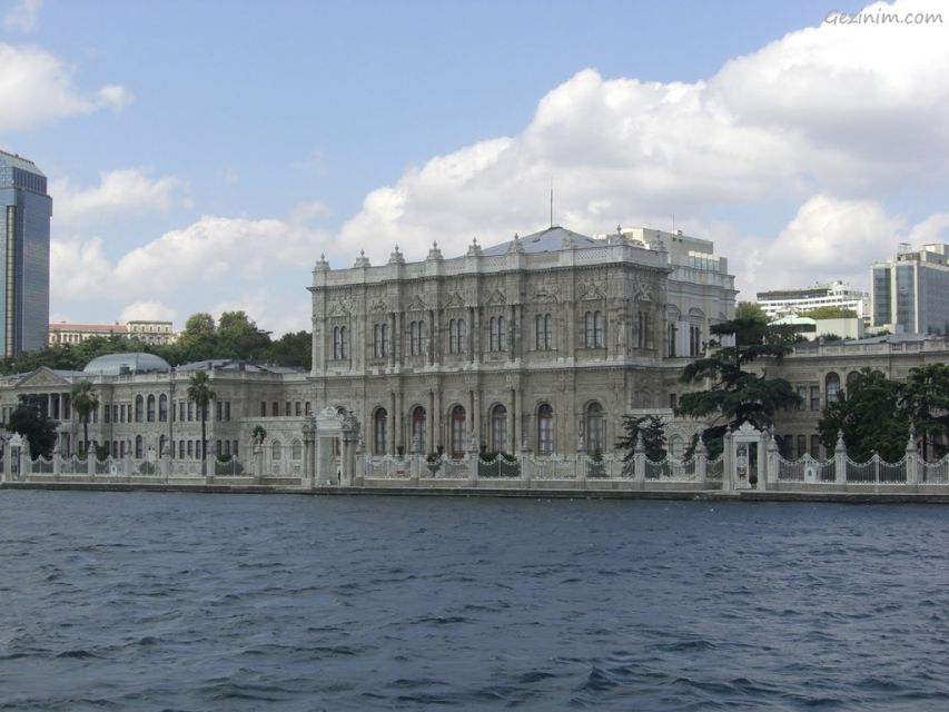 Istanbul: Dolmabahçe Palace and Uskudar Guided Tour - Uskudar’s mosques and Asian-side character