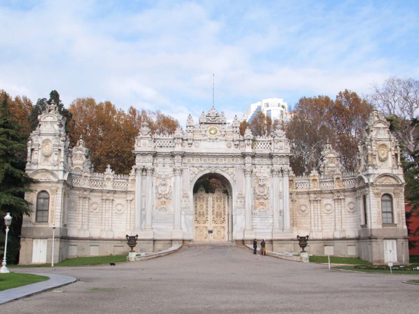Istanbul: Dolmabahçe Palace and Uskudar Guided Tour - A small group can improve the palace visit