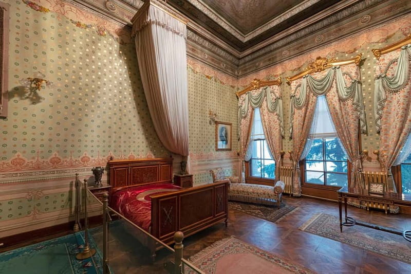 Istanbul: Dolmabahce Palace Guided Tour - The Harem and Its Family Traditions
