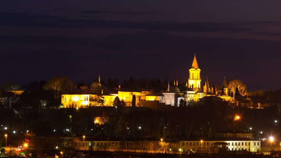 Istanbul: Topkapi Palace and Harem Guided Tour - Through the palace courtyards