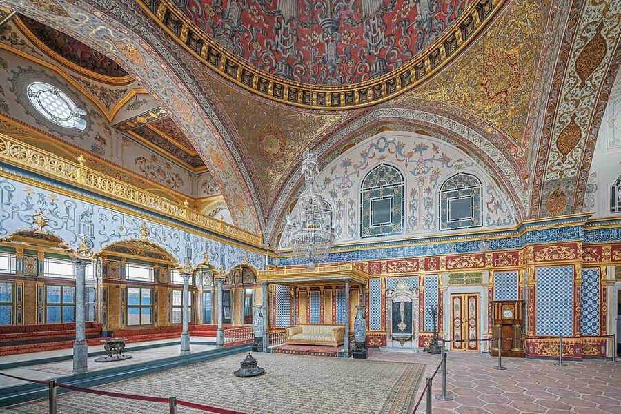 Istanbul: Topkapi Palace and Harem Ticket with Audio Guide - Meeting the host at Sultan Ahmed III Fountain