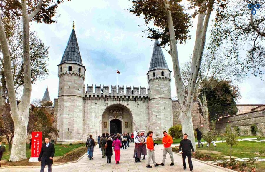Istanbul: Topkapi Palace Guided Tour - Imperial robes and the private court