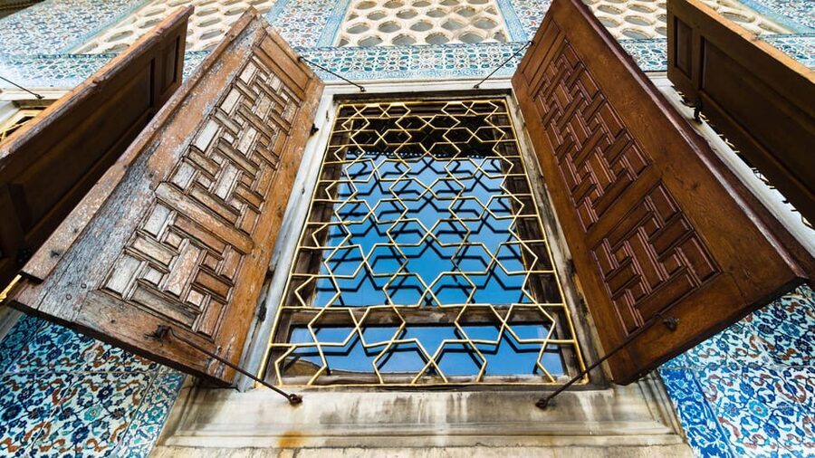 Istanbul: Topkapi Palace Guided Tour w/ Skip-the-Ticket-Line - Sacred artifacts and the Ottoman religious world