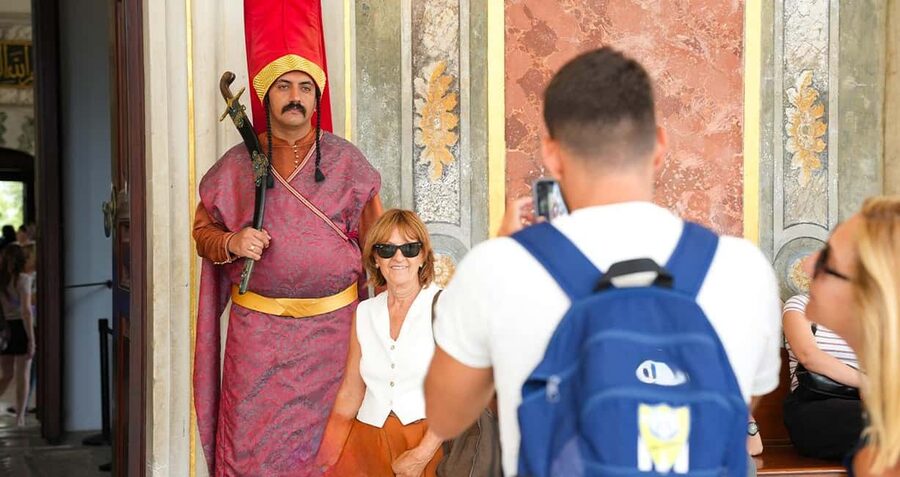 Istanbul: Topkapi Palace & Harem Express Highlight Tour - Courtyards, council halls, and the Ottoman court