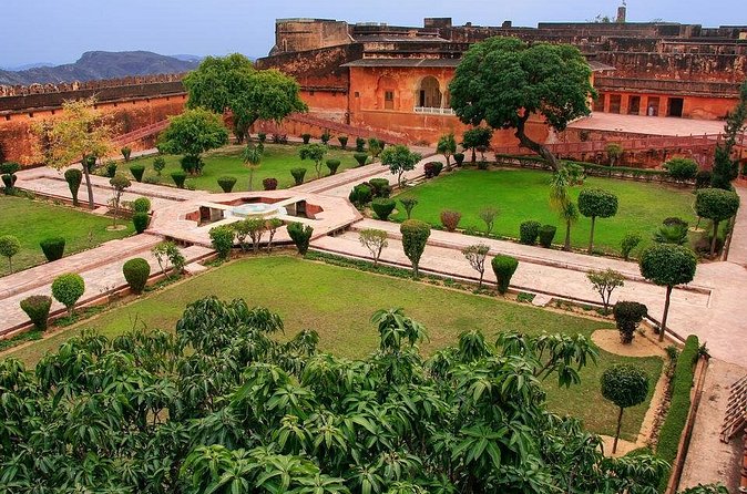 Jaipur: Amer Palace, Jal Mahal & Stepwell Private Half-Day Tour - City Palace: royal Jaipur in the heart of the city