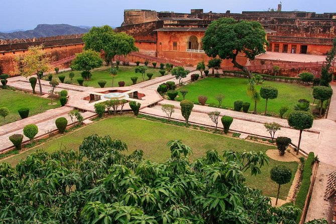 Jaipur: Amer Palace, Jal Mahal & Stepwell Private Half-Day Tour - Royal Gaitor Tumbas: carved memorials away from the main palace circuit