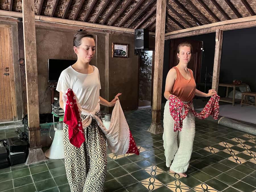 Javanese Dance Workshop with Kraton Palace Dancer - Meeting a Kraton Palace dancer in Jogja