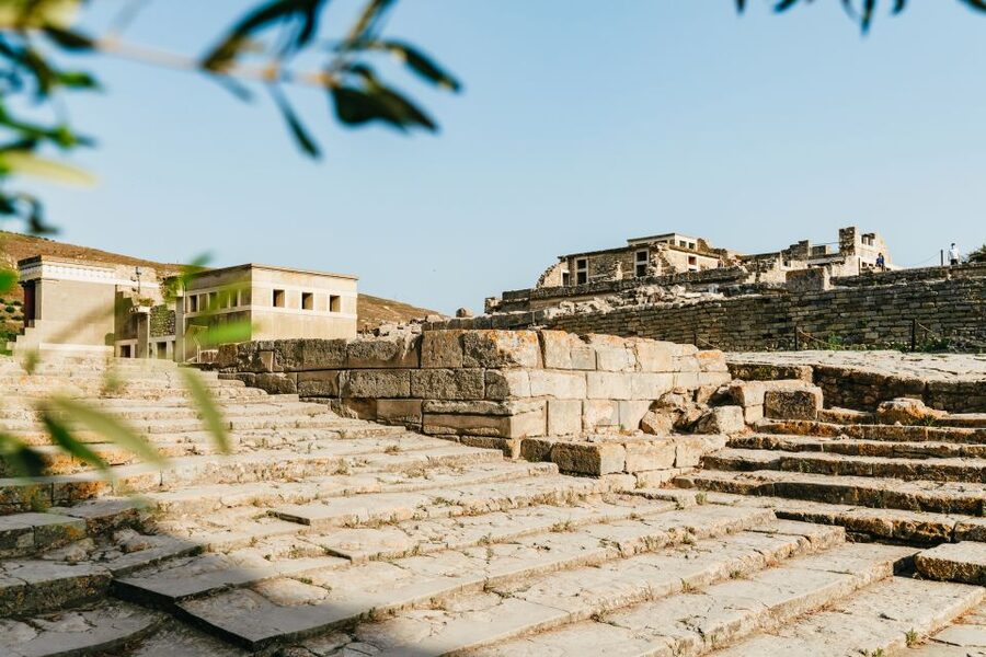 Knossos: Knossos Palace Skip-the-Line Guided Walking Tour - Meeting the guide beside the ticket booth