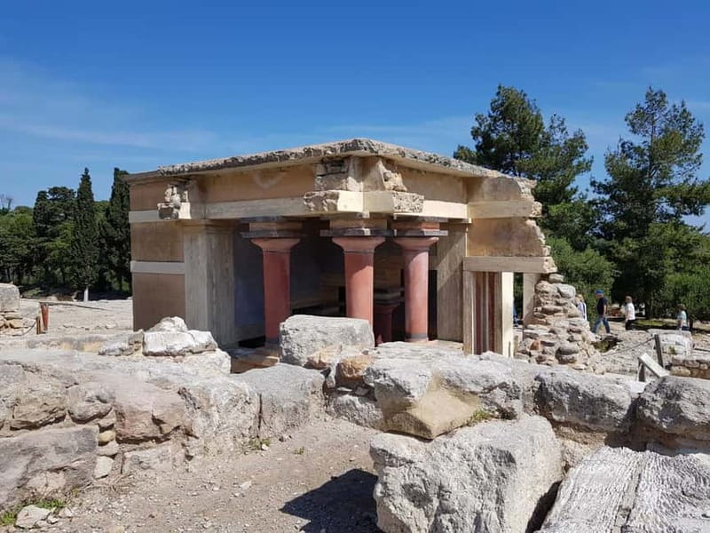 Knossos Palace and Pottery experience. Excursion Safari - Making pottery with a local master