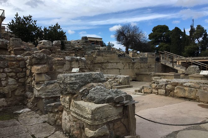 Knossos Palace Exclusive Tour (small group) - Why the archaeological questions matter