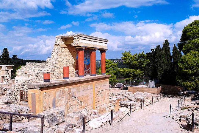 Knossos palace (Last minute booking - Skip The Line Ticket) - Walking through the 20,000-square-meter palace