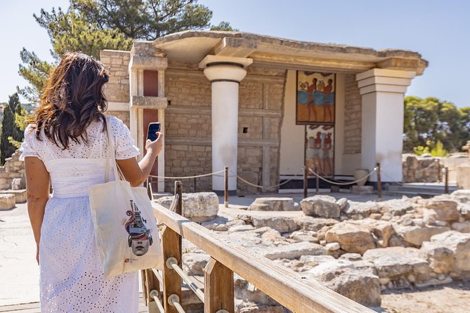 Knossos Palace: Self-Guided Audio Tour on your Phone (without ticket) - The Throne Room and the question of who ruled