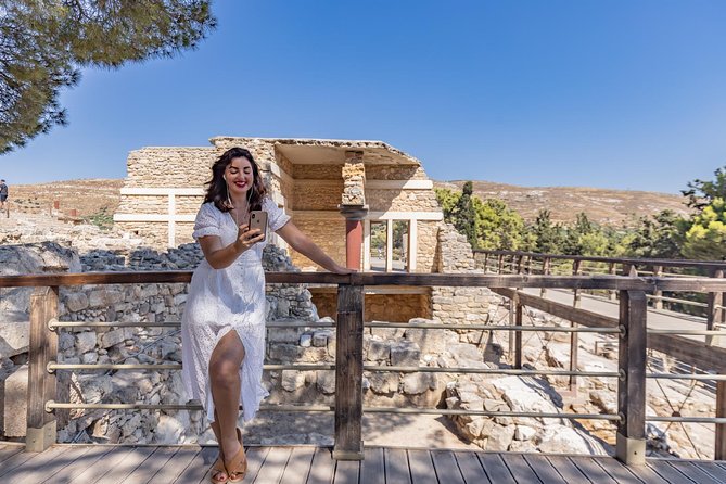 Knossos Palace: Self-Guided Audio Tour on your Phone (without ticket) - Tripartite Shrine and the snake goddess
