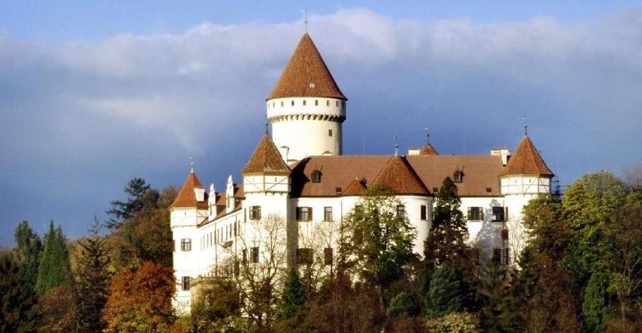 Konopiště: Chateau Tour from Prague - Arriving at Konopiště and reaching the castle