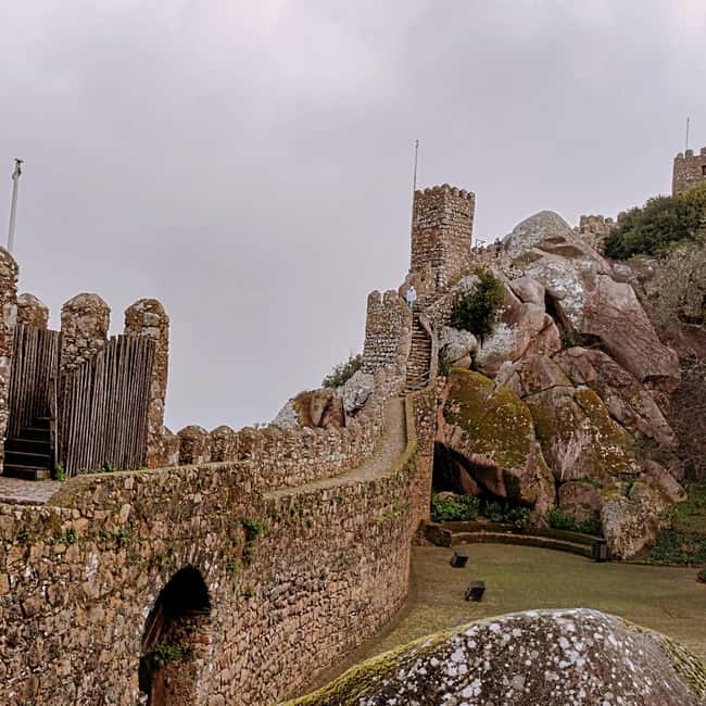 Lisbon: Pena Palace, Qta Regaleira, Moorish Castle & Cascais - Lunch and free time in Sintra village