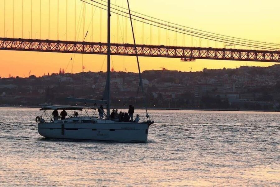 Lisbon: Sintra, Pena Palace, Belém Tour + sunset Boat Cruise - Sintra historic center and a useful lunch break