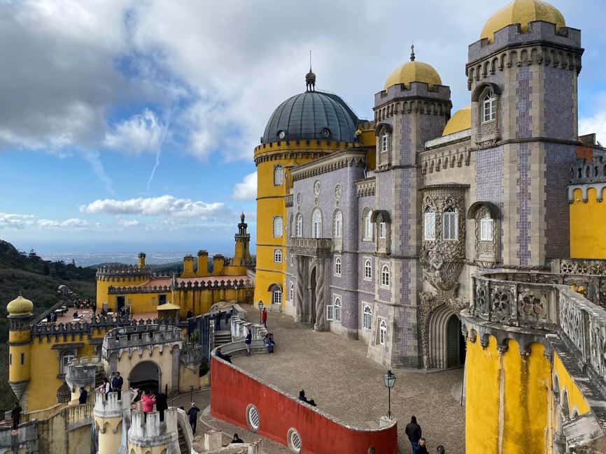 Lisbon: Sintra Tour with Pena Palace and Quinta da Regaleira - Sintra’s old center and the first taste of the town