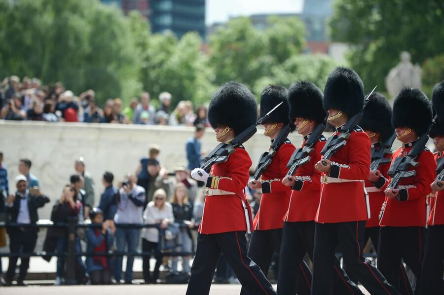 London: Buckingham Palace and Changing of the Guards Tour - Getting a useful view in a busy crowd