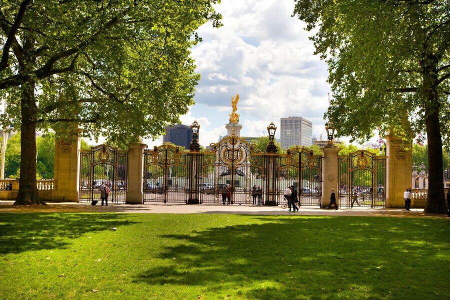 London: Buckingham Palace & Changing of the Guard Experience - Seeing Buckingham Palace from outside