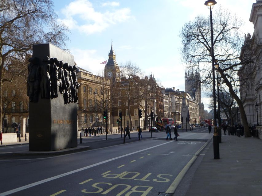 London: Buckingham Palace & Changing of the Guard Experience - Finding a better position for Guard Mounting