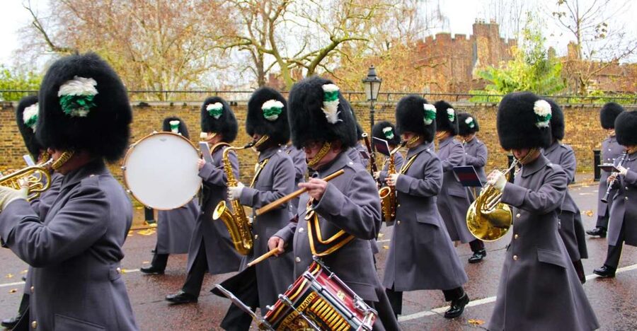 London: Buckingham Palace & Changing of the Guard Experience - Starting at Green Park and walking toward the palace