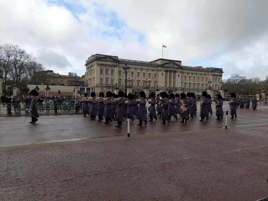 London Buckingham Palace: Changing of the Guard Walking Tour - Guides, stories, and the human side of the tour